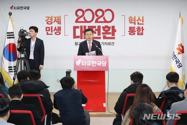 [서울=뉴시스] 고승민 기자 = 황교안 자유한국당 대표가 22일 서울 영등포구 당사에서 신년 기자회견을 하고 있다. 2020.01.22.kkssmm99@newsis.com