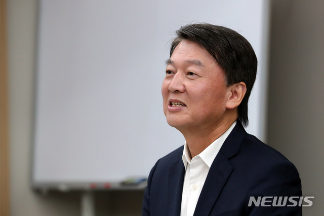 [서울=뉴시스]김근현 기자 = 안철수 전 바른미래당 의원이 22일 오전 서울 종로구 경제정의실천시민연합을 방문해 윤순철 사무총장과 김헌동 부동산건설개혁본부장을 만나 대화를 나누고 있다. 2020.01.22.khkim@newsis.com