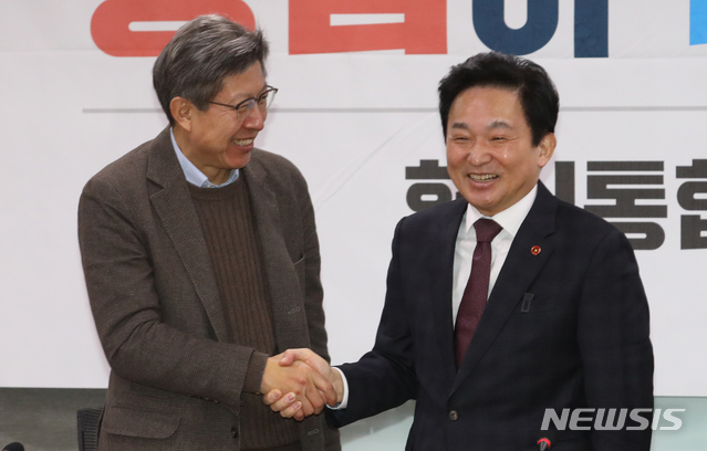 [서울=뉴시스]김명원 기자 = 박형준 혁신통합추진위원장과 원희룡 제주도지사가 22일 오전 서울 여의도 국회 의원회관에서 열린 제7차 혁신통합추진위원회 회의에 참석해 악수하고 있다. 2020.01.22. kmx1105@newsis.com
