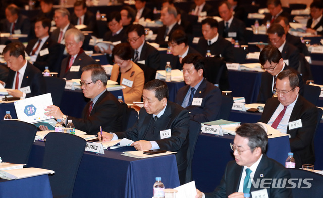 [서울=뉴시스] 한국대학교육협의회 소속 대학교 총장들이 지난 2020년 1월22일 오전 서울 서초구 더케이호텔서울 컨벤션센터에서 열린 2020년 한국대학교육협의회 정기총회에 참석해 2019년 결산 및 결과보고 자료를 살펴보고 있다. (사진=뉴시스DB). 2022.02.27. photo@newsis.com