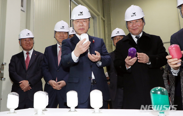 [인천=뉴시스] 이종철 기자 = 홍남기 경제부총리 겸 기획재정부 장관이 22일 오전 인천 서구 경인양행에서 열린 제3차 소재·부품·장비 기업 현장 시찰에서 소재를 살펴보고 있다. 2020.01.22.jc4321@newsis.com