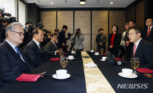[서울=뉴시스] 고승민 기자 = 황교안 자유한국당 대표와 황우여 전 새누리당 대표, 인명진 전 새누리당 비상대책위원장, 김병준 전 비대위원장이 22일 서울 여의도의 한 식당에서 만나 향후 당 운영 및 총선 전략 등에 대해 이야기를 하고 있다. 2020.01.22. kkssmm99@newsis.com