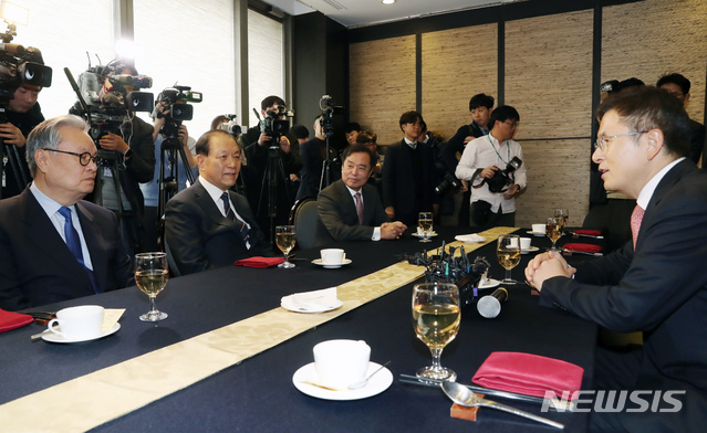 [서울=뉴시스] 고승민 기자 = 황교안 자유한국당 대표와 황우여 전 새누리당 대표, 인명진 전 새누리당 비상대책위원장, 김병준 전 비대위원장이 22일 서울 여의도의 한 식당에서 만나 향후 당 운영 및 총선 전략 등에 대해 이야기를 하고 있다. 2020.01.22.kkssmm99@newsis.com