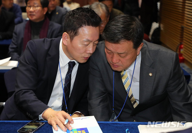 [서울=뉴시스] 장세영 기자 = 정봉주(왼쪽) 전 의원이 22일 서울 용산구 백범 김구기념관 대회의실에서 열린 더불어민주당 제21대 총선 입후보자 교육연수에 참석해 당 의원과 대화를 나누고 있다. 2020.01.22.&nbsp; photothink@newsis.com