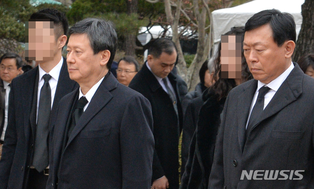 [울산=뉴시스] 배병수 기자 = 22일 울산시 울주군 둔기리 롯데별장에서  고 신격호 롯데그룹 명예회장의 노제를 시작하기 위해 신동빈 롯데그룹 회장과 신동주 SDJ코퍼레이션 회장이 별장으로 들어오고 있다. 2020.01.22. bbs@newsis.com