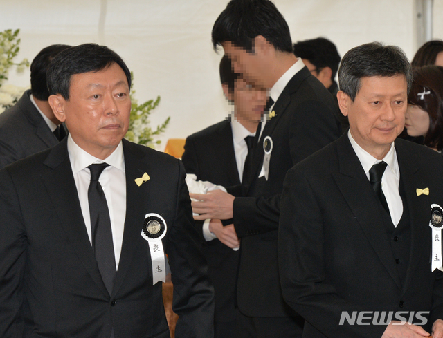 [울산=뉴시스] 배병수 기자 = 22일 울산시 울주군 둔기리 롯데별장에서 신동빈 롯데그룹 회장과 신동주 SDJ코퍼레이션 회장이 고 신격호 롯데그룹 명예회장의 노제가 끝난 뒤 이동하고 있다. 2020.01.22. bbs@newsis.com