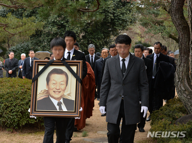 [울산=뉴시스] 배병수 기자 = 22일 울산시 울주군 둔기리 롯데별장에서 고 신격호 롯데그룹 명예회장의 노제를 지내고 정든 별장을 떠나고 있다. 2020.01.22. bbs@newsis.com