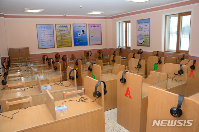 [서울=뉴시스] 삼지연시 초급중학교 어학실. 2020.01.27. photo@newsis.com