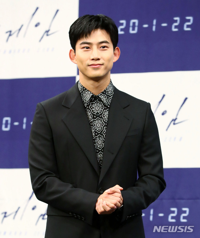 [서울=뉴시스]홍효식 기자 = 배우 옥택연이 22일 오후 서울 마포구 상암동 MBC에서 열린 드라마 '더 게임' 제작발표회에 참석해 포즈를 취하고 있다. 2020.01.22.&nbsp; yesphoto@newsis.com