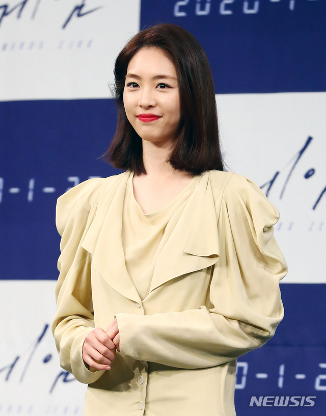 [서울=뉴시스]홍효식 기자 = 배우 이연희가 22일 오후 서울 마포구 상암동 MBC에서 열린 드라마 '더 게임' 제작발표회에 참석해 포즈를 취하고 있다. 2020.01.22. yesphoto@newsis.com