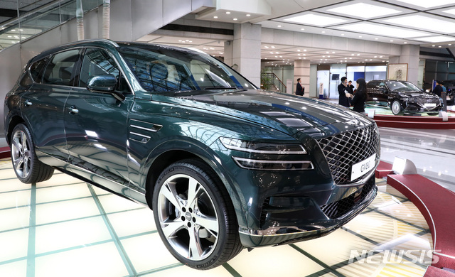 [서울=뉴시스] 이영환 기자 = 현대자동차의 지난해 연결재무제표 기준 매출이 105조 7904억원으로 사상 첫 100조원 매출을 기록한 22일 오후 서울 서초구 양재동 현대자동차 본사에 제네시스 GV80과 G90이 전시되어 있다. 이날 현대차가 발표한 지난해 영업이익은 3조6847억원, 순이익은 3조2648억원을 각각 기록했다. 2020.01.22.&nbsp;&nbsp; 20hwan@newsis.com