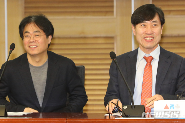 【서울=뉴시스】김명원 기자 = 하태경 새로운보수당 책임대표가 22일 오후 서울 여의도 국회 의원회관에서 낡은 진보와 낡은 보수를 넘어를 주제로 열린 김경율 전 참여연대 집행위원장 초청 강의에 참석해 김경율 전 집행위원장과 자리하고 있다. 2020.01.22.kmx1105@newsis.com