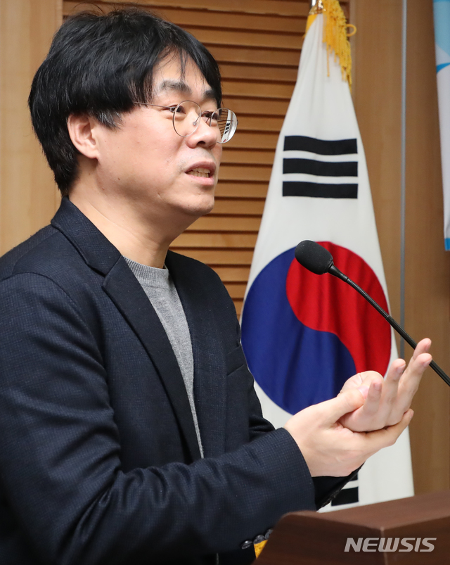【서울=뉴시스】김명원 기자 = 김경율 전 참여연대 집행위원장이 22일 오후 서울 여의도 국회 의원회관에서 새로운보수당 '진보와 낡은 보수를 넘어'를 주제로 열린 초청 강의에서 이야기하고 있다. 2020.01.22.kmx1105@newsis.com