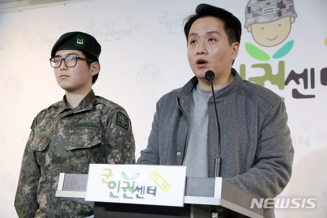 [서울=뉴시스]김근현 기자 = 임태훈 군인권센터 소장이 22일 오후 서울 마포구 군인권센터에서 휴가 중 해외에서 성전환 수술을 받고 돌아온 부사관 변희수 하사와 함께 육군의 전역 결정에 대한 긴급 기자회견을 하고 있다. 2020.01.22. khkim@newsis.com 