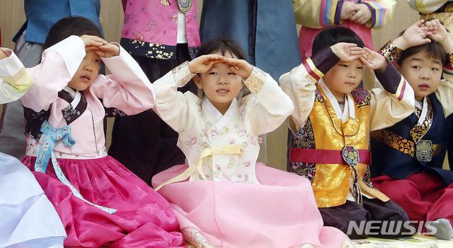 [광주=뉴시스] 신대희 기자 = 광주 북구청 직장어린이집 원생들이 22일 어린이집에서 열린 설 맞이 전통 문화 체험을 통해 세배하는 법을 배우고 있다. (사진=광주 북구청 제공) 2020.01.22. photo@newsis.com