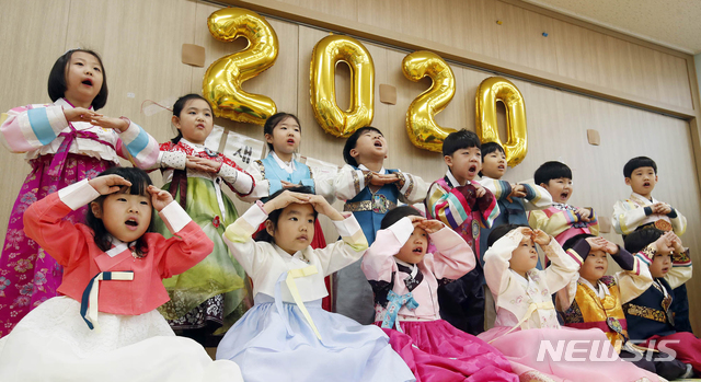 [광주=뉴시스] 신대희 기자 = 광주 북구청 직장어린이집 원생들이 22일 어린이집에서 열린 설 맞이 전통 문화 체험을 통해 세배하는 법을 배우고 있다. (사진=광주 북구청 제공) 2020.01.22. photo@newsis.com