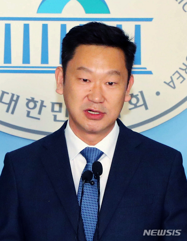 [서울=뉴시스] 장세영 기자 = 곽상언 변호사가 22일 서울 여의도 국회 정론관에서 기자회견을 열고 더불어민주당 입당과 총선 출마 선언을 하고 있다. 2020.01.22. photothink@newsis.com