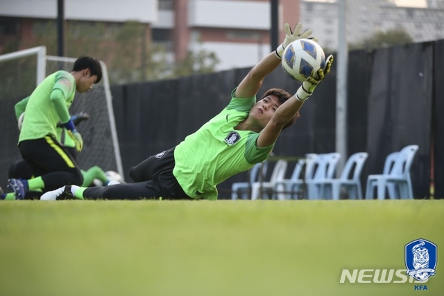 [서울=뉴시스]김학범호의 골키퍼 안준수 (사진 = 대한축구협회 제공)