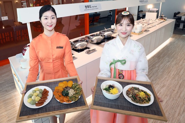 [서울=뉴시스] 제주항공은 1월25일과 26일 인천국제공항 내 JJ라운지를 이용하는 고객들에게 설음식인 삼색 떡국과 삼색 나물, 모듬전, 잡채, 불고기, 떡, 약과 등의 메뉴를 선보인다.(사진: 제주항공 제공) 2020.01.23.