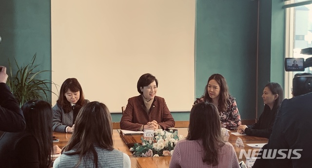 [세종=뉴시스]이연희 기자=유은혜 사회부총리 겸 교육부 장관이 23일 오전 세종 인근 한 카페에서 유치원 공공성 관련 학부모 간담회에서 발언하고 있다. 2020.01.23. dyhlee@newsis.com 