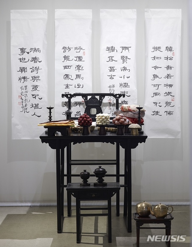 [서울=뉴시스]충남 논산 파평윤씨 명재 윤증 종가 기제사(제사)상을 재현한 전시물. (사진=재단법인 아름지기 ⓒ이종근 제공)