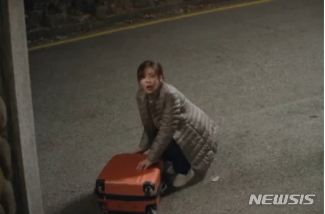 [서울=뉴시스]KBS 드라마 '꽃길만 걸어요' 방송 화면. 가사도우미인 베트남 여성 '짱'이 도둑이라는 누명을 쓰고 근무지에서 쫓겨나고 있다.(사진=KBS 홈페이지 캡쳐)