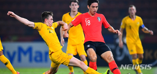 [서울=뉴시스] 박민석 기자 = 지난 22일(현지시간) 오후 태국 랑싯 탐마샷 스타디움에서 열린 2020 아시아축구연맹(AFC) U-23 챔피언십 한국-호주 준결승전 경기, 한국 오세훈 선수와 호주 코너 메트칼프 선수가 볼 다툼을 하고 있다. (사진=AFC) 2020.01.23. photo@newsis.com