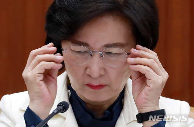 [서울=뉴시스] 이영환 기자 = 추미애 법무부 장관이 지난 23일 오전 서울 종로구 정부서울청사에서 열린 국정현안점검조정회의에 참석해 안경을 착용하고 있다. 2020.01.23.&nbsp; 20hwan@newsis.com