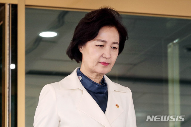 [서울=뉴시스]김병문 기자 = 추미애 법무부 장관이 23일 오전 서울 종로구 정부서울청사에서 열린 국정현안점검조정회의를 마친 후 청사를 나서고 있다. 2020.01.23.&nbsp; dadazon@newsis.com