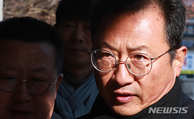 [서울=뉴시스] 이영환 기자 = 특수공무집행방해 등의 혐의로 재판에 넘겨진 김명환 민주노총위원장이 23일 오전 서울 양천구 서울남부지방법원에서 열린 1심 선고공판에 출석하고 있다. 2020.01.23.&nbsp;&nbsp; 20hwan@newsis.com