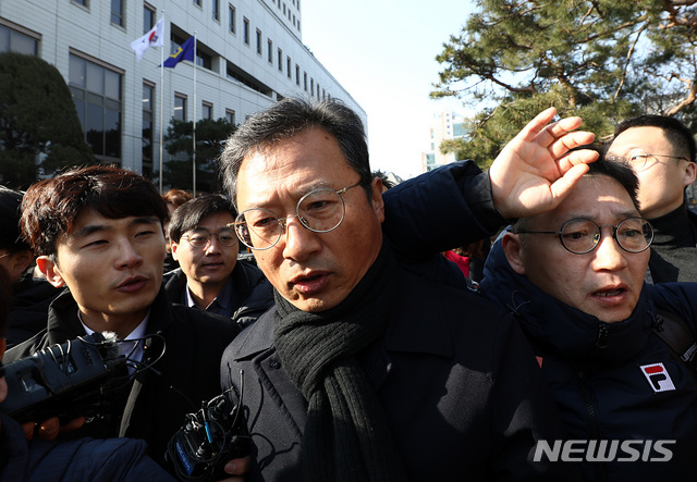 [서울=뉴시스] 이영환 기자 = 특수공무집행방해 등의 혐의로 재판에 넘겨진 김명환 민주노총위원장이 23일 오전 서울 양천구 서울남부지방법원에서 열린 1심 선고공판을 마친 후 이동하고 있다. 김명환 위원장은 징역 2년6월에 집행유예 4년을 선고 받았다. 2020.01.23.&nbsp;&nbsp; 20hwan@newsis.com