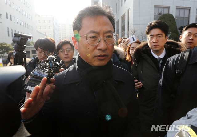 [서울=뉴시스] 이영환 기자 = 특수공무집행방해 등의 혐의로 재판에 넘겨진 김명환 민주노총위원장이 23일 오전 서울 양천구 서울남부지방법원에서 열린 1심 선고공판을 마친 후 이동하고 있다. 김명환 위원장은 징역 2년6월에 집행유예 4년을 선고 받았다. 2020.01.23.. 20hwan@newsis.com