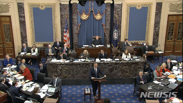 [워싱턴=AP/뉴시스]도널드 트럼프 미국 대통령 탄핵 매니저로 임명된 애덤 시프 민주당 하원 정보위원장이 22일(현지시간) 원내에서 발언하고 있다. 2020.01.23.