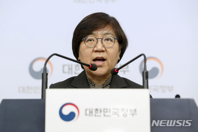 [서울=뉴시스]김병문 기자 = 정은경 질병관리본부장이 23일 오전 서울 종로구 정부서울청사 별관에서 '설 연휴 대비 신종 코로나바이러스 감염 주의 관련 브리핑'을 하고 있다. 2020.01.23. dadazon@newsis.com