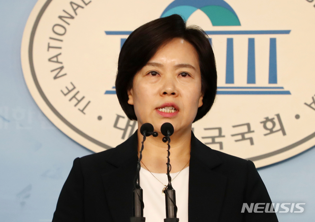 [서울=뉴시스]김명원 기자 = 유송화 전 춘추관장이 23일 오전 서울 여의도 국회 정론관에서 더불어민주당 노원구 갑 지역구 21대 총선 출마 선언 기자회견을 하고 있다. 2020.01.23. kmx1105@newsis.com