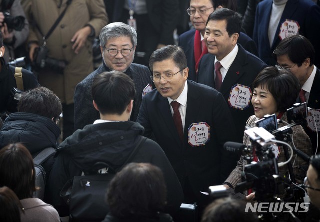 [서울=뉴시스]최동준기자 = 황교안 자유한국당 대표, 심재철 자유한국당 원내대표을 비롯한 소속의원들이 설날 연휴를 하루 앞둔 23일 오전 서울 용산구 서울역 승강장에서 귀성객들에게 인사를 하고 있다. 2020.01.23. photo@newsis.com