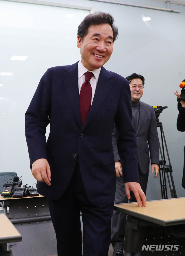 [서울=뉴시스] 장세영 기자 = 이낙연 전 국무총리가 23일 서울 용산역 대회의실에서 열린 언론 간담회를 끝내고 회견장을 나서고 있다. 2020.01.23.&nbsp; photothink@newsis.com