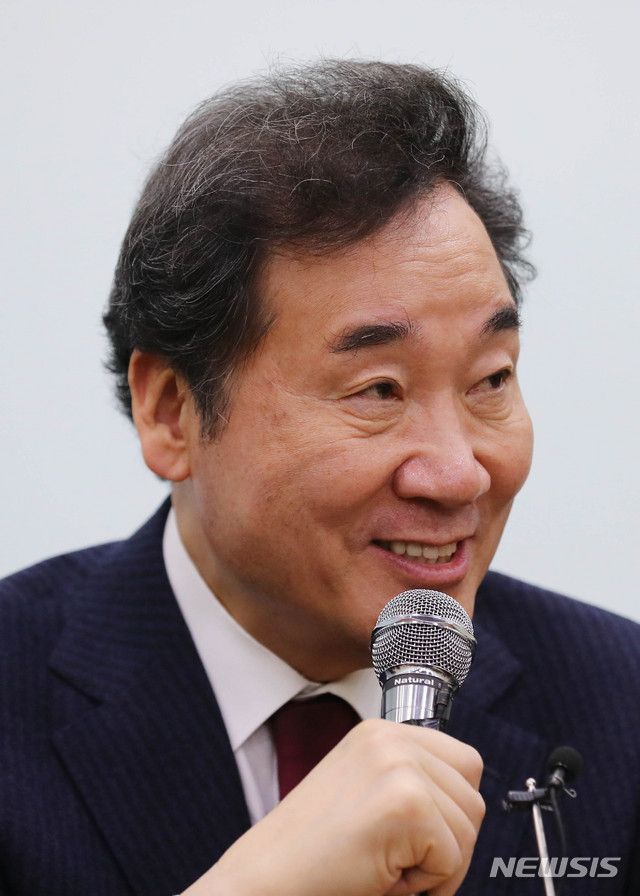 [서울=뉴시스] 장세영 기자 = 이낙연 전 국무총리가 23일 서울 용산역 대회의실에서 언론 간담회를 열고 취재진의 질문에 답하고 있다. 2020.01.23. photothink@newsis.com