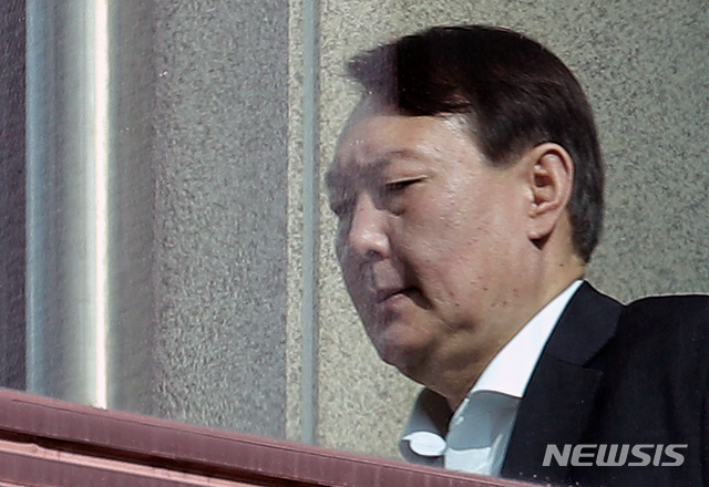 [서울=뉴시스]김근현 기자 = 추미애 법무부 장관이 검찰 중간간부 인사를 단행한 23일 오후 서울 서초구 대검찰청에서 윤석열 검찰총장이 구내식당으로 이동하고 있다. 2020.01.23. khkim@newsis.com