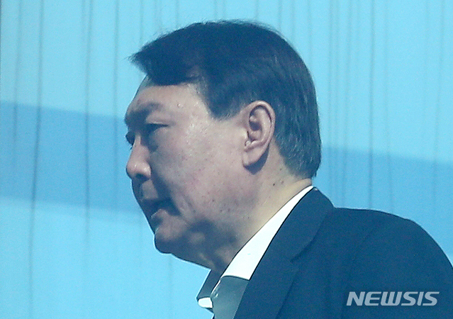 [서울=뉴시스]김근현 기자 = 추미애 법무부 장관이 검찰 중간간부 인사를 단행한 지난 23일 오후 서울 서초구 대검찰청에서 윤석열 검찰총장이 구내식당으로 이동하고 있다. 2020.01.23.khkim@newsis.com