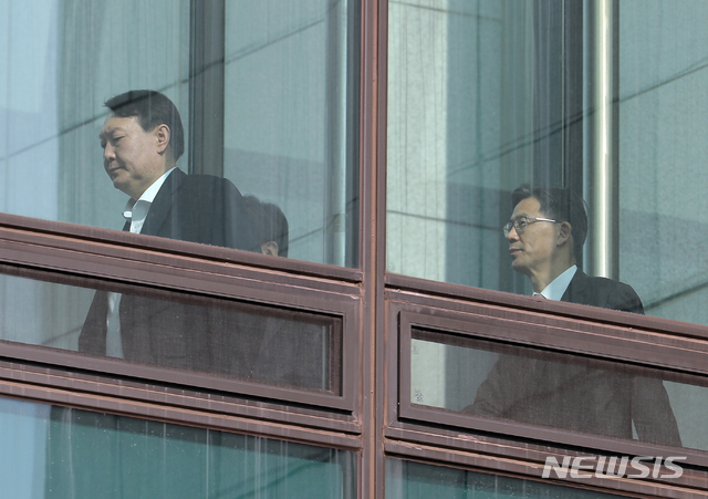 [서울=뉴시스]김근현 기자 = 추미애 법무부 장관이 검찰 중간간부 인사를 단행한 지난 23일 오후 서울 서초구 대검찰청에서 윤석열 검찰총장이 구내식당으로 이동하고 있다. 2020.01.23.khkim@newsis.com