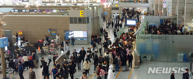 [인천공항=뉴시스]홍찬선 기자 = 설 연휴(1.24~27)를 하루 앞둔 23일 오전 인천공항 제1여객터미널 출국장이 해외로 출국하는 승객들로 북적이고 있다. 인천공항공사는 올 설 연휴기간 인천공항을 이용하는 승객은 약 103만9144명(일평균 20만7829명)으로 예상했다. 2020.01.23.mania@newsis.com