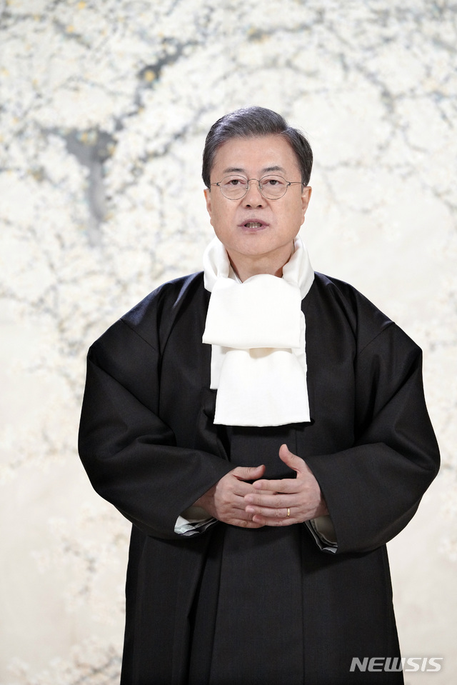 [서울=뉴시스]박영태 기자 = 문재인 대통령이 지난 22일 청와대 충무실에서 설 연휴를 맞아 영상을 통해 대국민 새해 인사를 전하고 있다.(사진=청와대 제공) 2020.01.23. photo@newsis.com