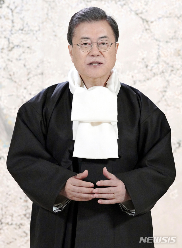 [서울=뉴시스]박영태 기자 = 문재인 대통령이 지난 22일 청와대 충무실에서 설 연휴를 맞아 영상을 통해 대국민 새해 인사를 전하고 있다.(사진=청와대 제공) 2020.01.23. photo@newsis.com