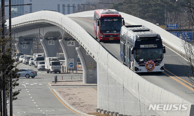 [세종=뉴시스] 세종시 BRT 도로를 달리는 전기굴절버스. (사진=뉴시스 DB). photo@newsis.com 