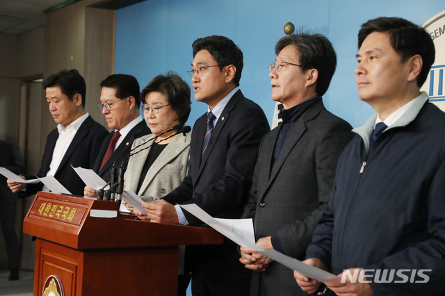 [서울=뉴시스]김명원 기자 = 새로운보수당 오신환 공동대표 및 의원들이 23일 서울 여의도 국회 정론관에서 법무부 검찰 인사 관련 기자회견을 하고 있다. 왼쪽부터 유의동 원내대표, 정운천 정책위의장, 이혜훈 총선기획단장, 오신환 공동대표, 유승민 보수재건위원장, 지상욱 수석대변인. 2020.01.23. kmx1105@newsis.com