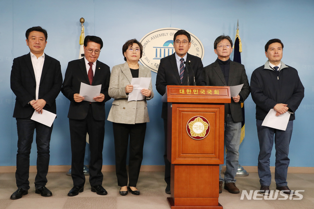 [서울=뉴시스]김명원 기자 = 새로운보수당 오신환 공동대표 및 의원들이 23일 서울 여의도 국회 정론관에서 법무부 검찰 인사 관련 기자회견을 하고 있다. 왼쪽부터 유의동 원내대표, 정운천 정책위의장, 이혜훈 총선기획단장, 오신환 공동대표, 유승민 보수재건위원장, 지상욱 수석대변인. 2020.01.23.  kmx1105@newsis.com