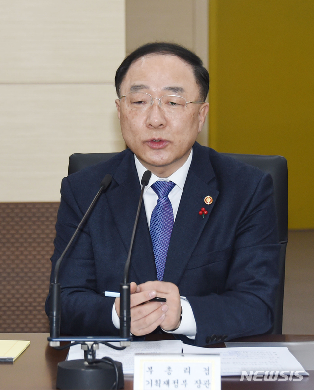 [서울=뉴시스]홍남기 부총리 겸 기획재정부 장관이 23일 세종시 정부세종청사에서 열린 일본 수출규제 및 중동 관련 관계장관회의에서 모두발언을 하고 있다. (사진=기획재정부 제공) 2020.01.23. photo@newsis.com