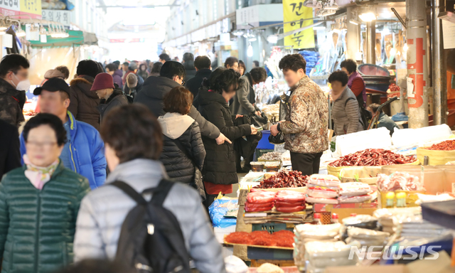 [서울=뉴시스] 조수정 기자 = 민족 최대의 명절 설 연휴를 하루 앞둔 23일 오후 서울 제기동 경동시장에서 시민들이 제수용품 등을 구입하기 위한 사람들로 북적이고 있다. 2020.01.23.chocrystal@newsis.com