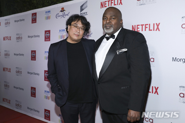 AAFCA 회장과 포즈취한 봉준호 감독